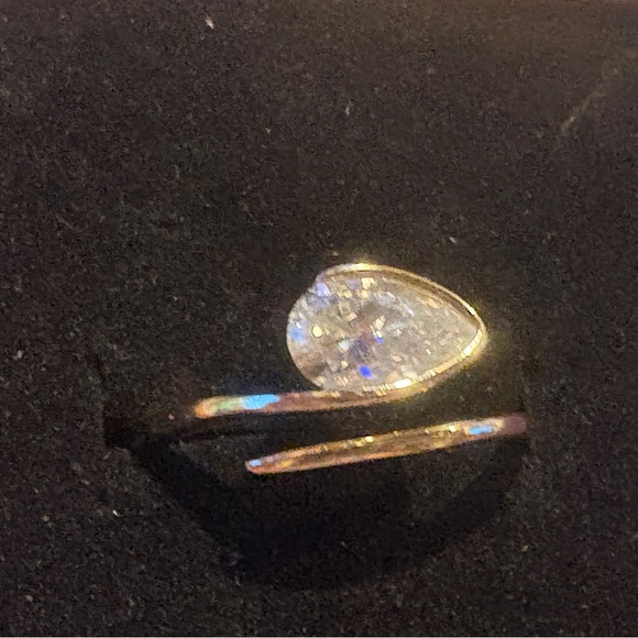 New, Elegant open Gold-tone Teardrop adjustable Ring - Picture 3 of 6